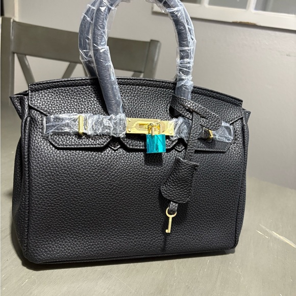 Elegant Black NWT Handbag - Picture 6 of 6